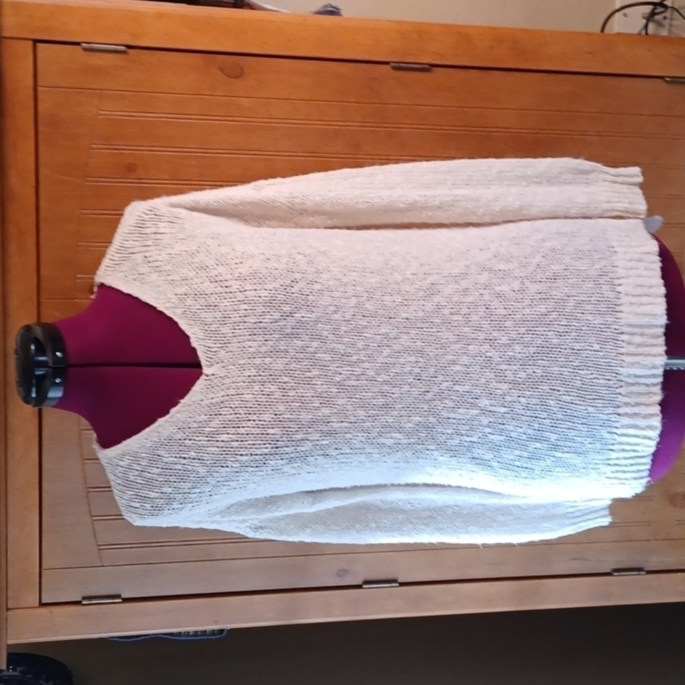 ESSENTIALS V-NECKLINE HILO SWEATER